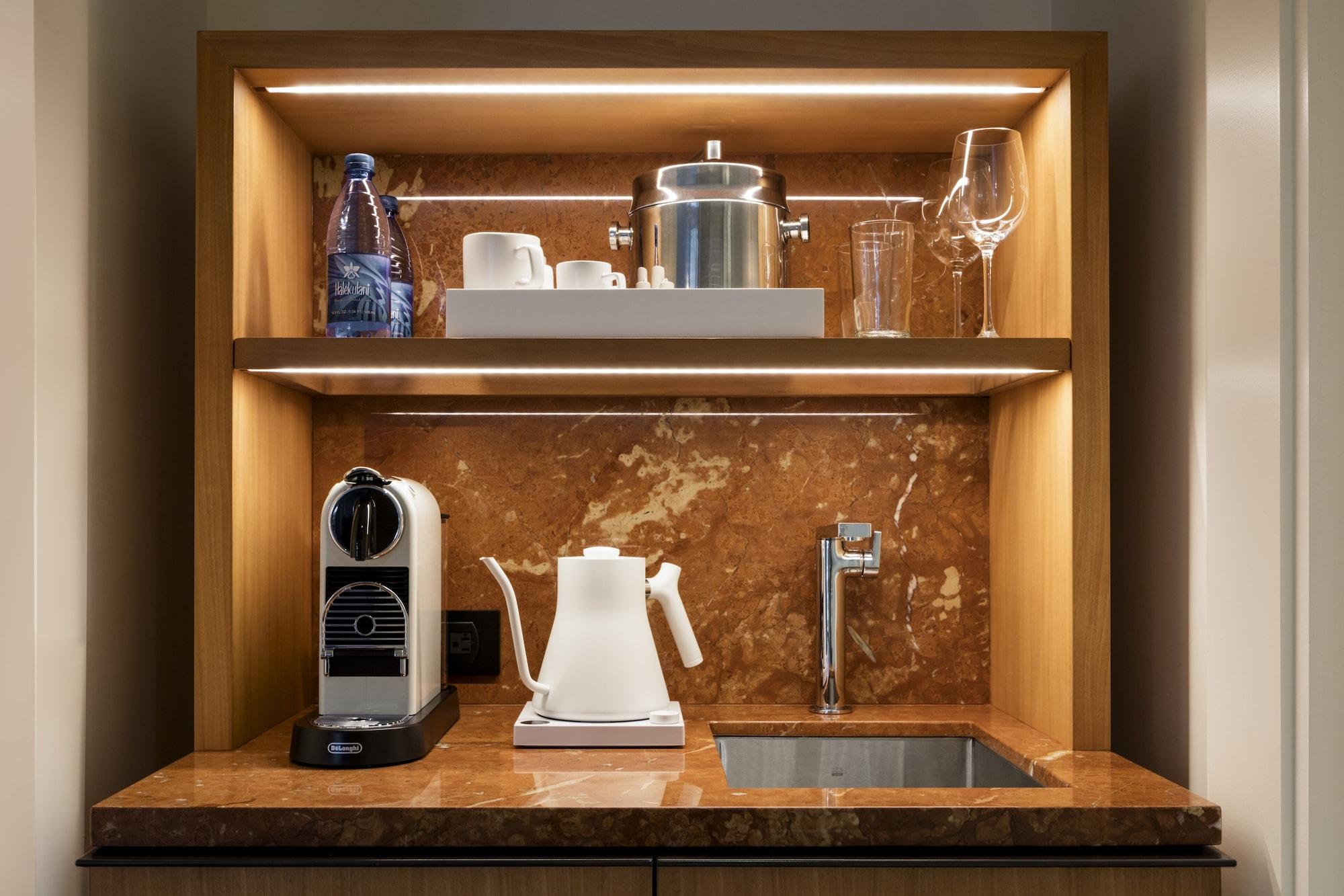 فندق هاليكولاني هونولولو المظهر الخارجي الصورة A Nespresso machine in a hotel room
